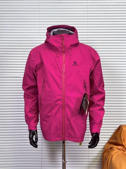 工厂 凯乐石博格达 三合一羽绒服 1️⃣面料采用与100D Gore-Tex Pro同级防护科技,人性化剪裁设计.立在肩部、肘部预留充足活动空间,背负重包时也不会束缚动作. 2️⃣风帽后侧设有抽绳调节系统,暴雨时收紧可防止雨水糊脸;袖口采用钩环固定,大幅活动时不易移位. 3️⃣透气与轻量平衡,腋下双拉链设计能在运动时形成有效通风.整体重量控制得当,长途徒步不会造成负担. 4️⃣可拆卸内胆:三合一设计最惊喜的是羽绒内胆.羽绒内胆特别轻便,保暖效果很好;可拆卸,很方便穿脱,拆掉羽绒内胆,就是一件风壳单冲,装上羽绒内胆,就可以去爬雪山啦! 5️⃣多功能口袋布局合理,存取物品便捷;内衬接缝处理平整,避免摩擦不适;下摆可调节,加强防风防雨效果. 适合登山、滑雪等高强度户外活动,尤其推荐给追求性价比的进阶爱好者.若经常在恶劣环境下活动,这件冲锋衣能提供可靠保护 颜色:玄铁黑 风铃紫 稿羽灰 绒蒿粉 青柠绿